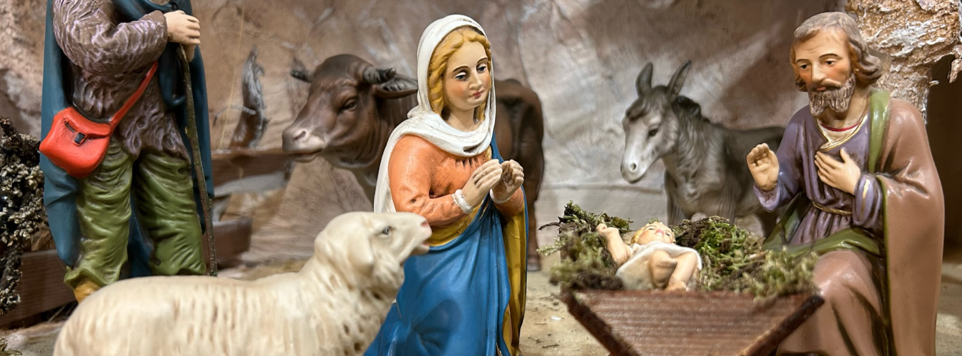 Krippenszene: Heilige Familie, Hirte, Ochs, Esel, Schaf